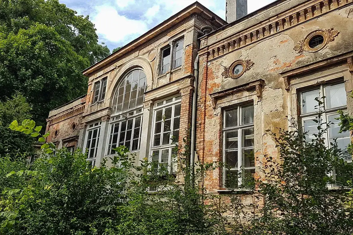 Dworek Zakoniczyn: historia, architektura i plany rewitalizacji