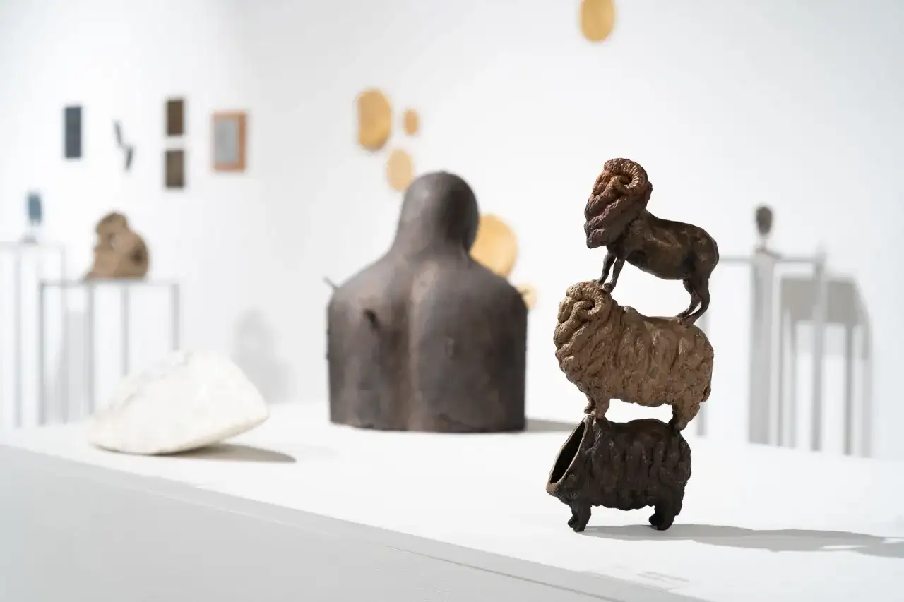 Myślę, że to świetny pomysł! Oto propozycja Meta Tytułu, który spełnia wszystkie kryteria: Rzeźba: Pasja i Inwestycja? Przewodnik po sztuce trójwymiarowej