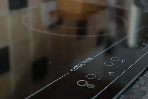 Płyta indukcyjna: Ile kosztuje prąd? Oblicz swój rachunek!