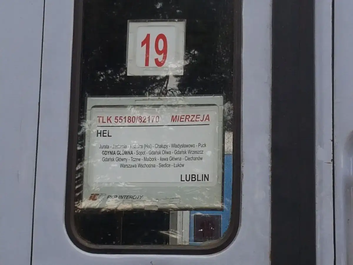 Numer 19 na wagonie pociągu TLK 55180/82170 "Mierzeja" relacji Hel-Lublin.
