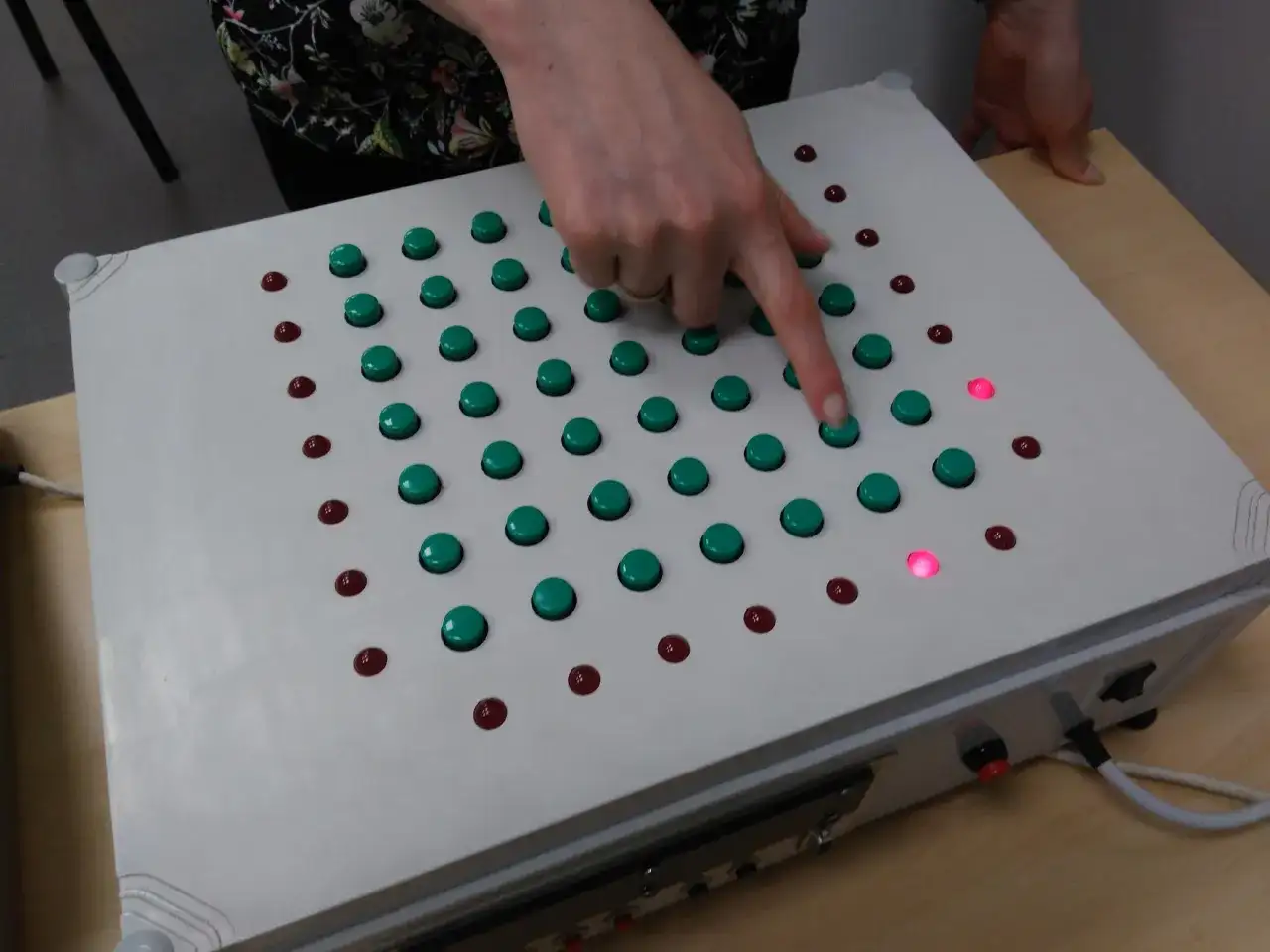 Dłoń naciska przyciski na urządzeniu do psychotestów. Czas trwania psychotestów dla kierowców zależy od indywidualnych wyników.