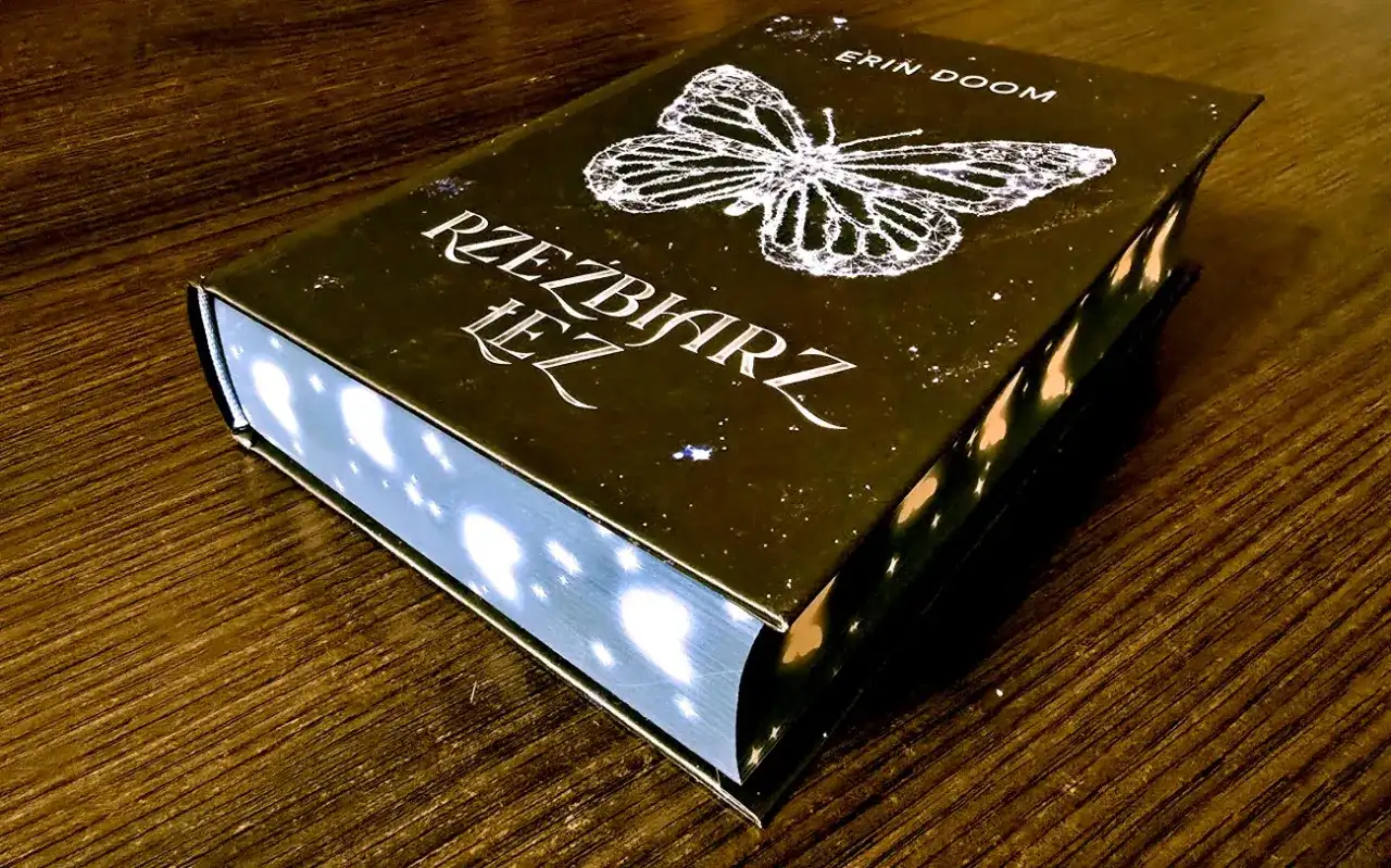 Okładka książki "Rzeźbiarz łez" z motywem motyla i gwiazd.