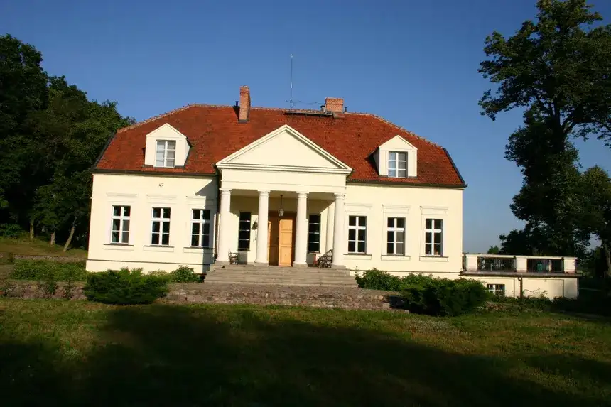 Odkryj tajemnice dworku w Chobielinie - historia i kultura w jednym miejscu