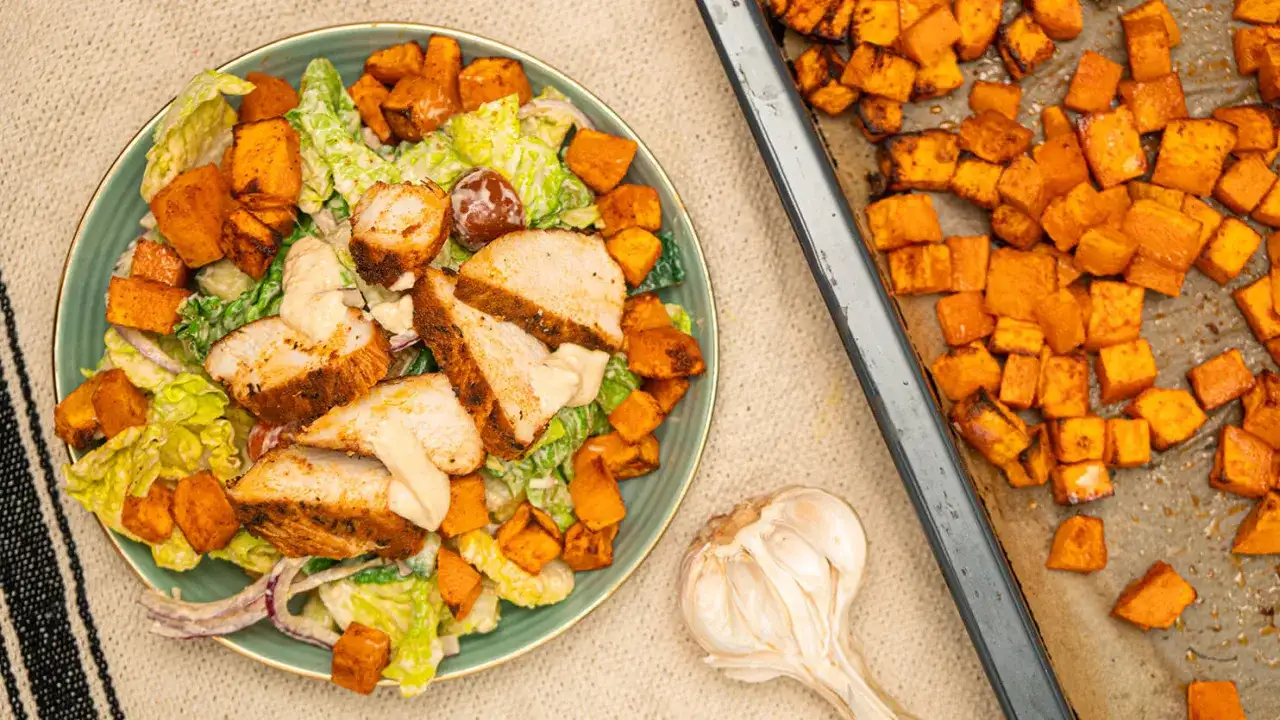 Sałatka Cezar ile kalorii? Zaskakujące wartości kaloryczne!