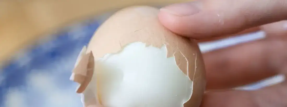 Jak zrobić, żeby jajka łatwo się obierały po ugotowaniu? Sprawdzone sposoby