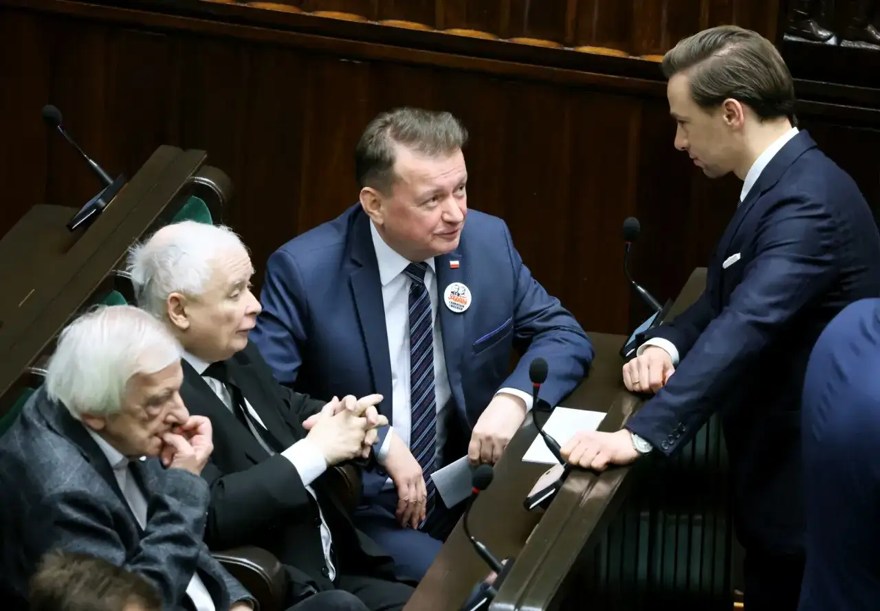 Czy Konfederacja popiera PiS? Złożona prawda o ich relacjach