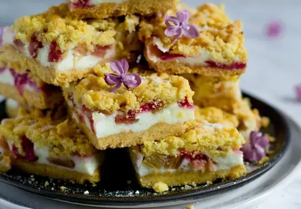 Jak zrobić ciasto z rabarbarem i pianką: Pyszna jagodowa wersja