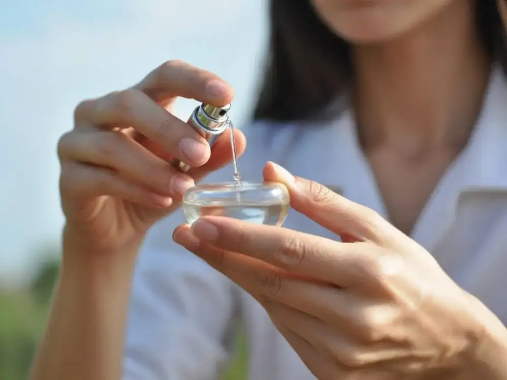 Jak przelać perfumy do atomizera? Proste metody i porady