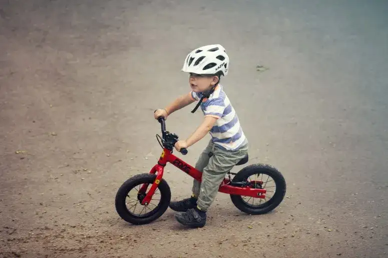 Kiedy uczyć dziecko jazdy na rowerze, aby uniknąć frustracji i strachu
