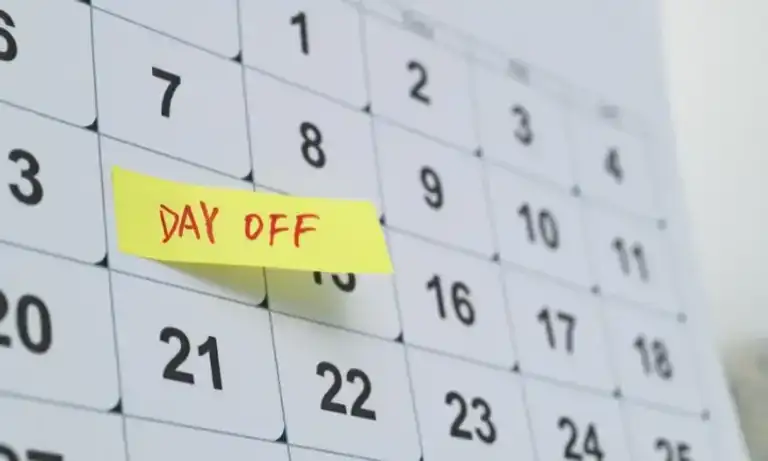 Jak prawidłowo naliczać urlop po studiach i uniknąć błędów