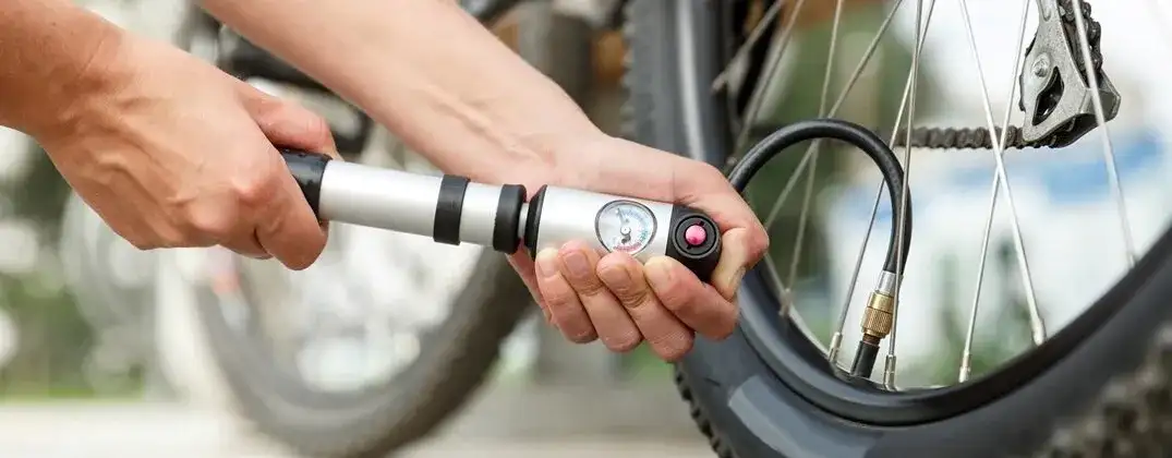 Jak napompować rower kompresorem i uniknąć uszkodzeń opon