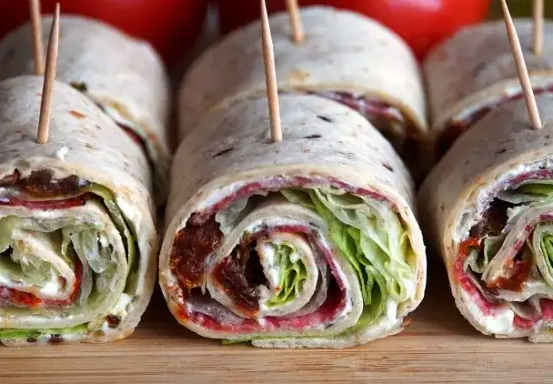 Jak zwijać tortillę na przekąski? Proste triki na idealne rolls