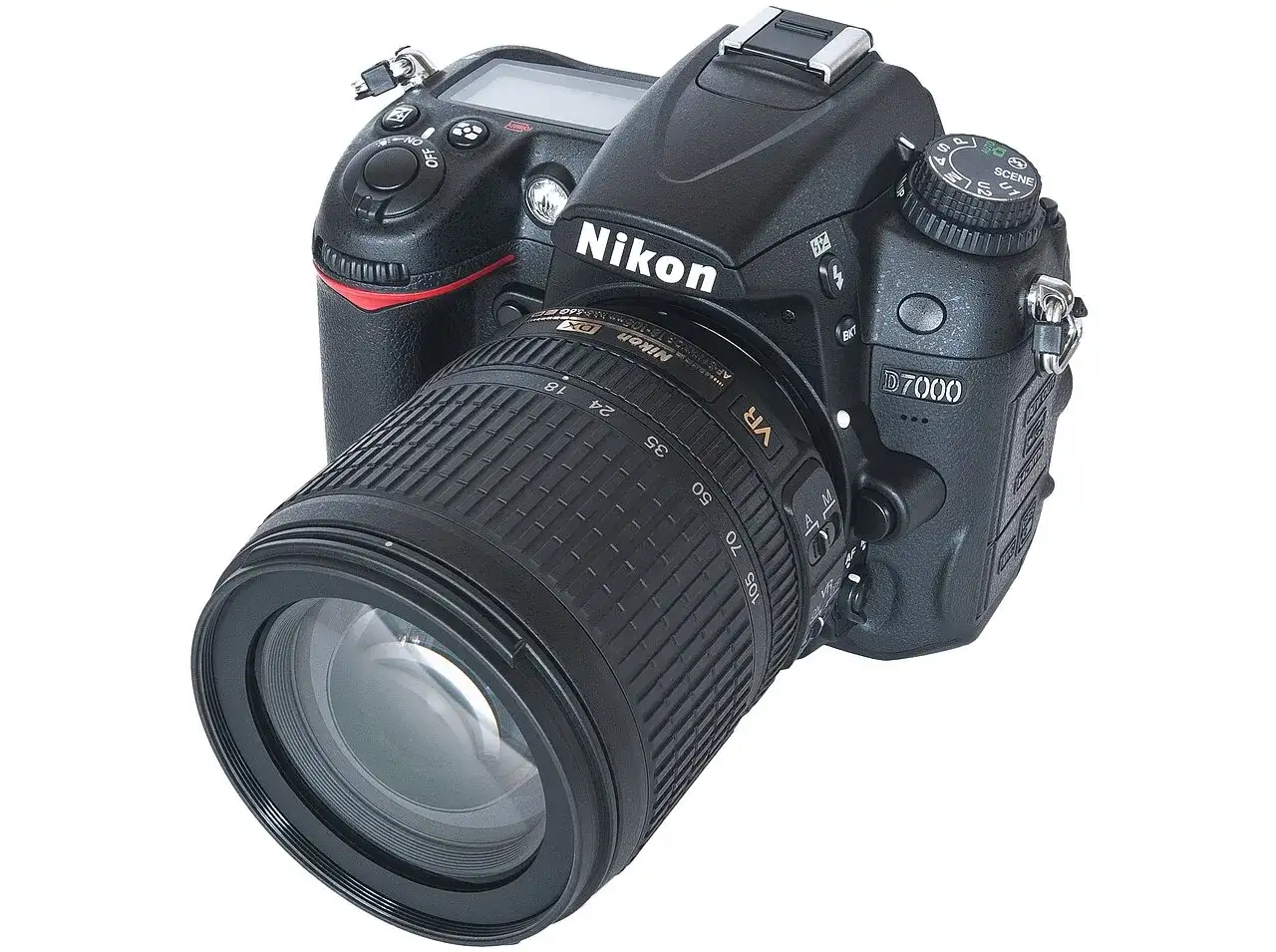 Nikon D7000 z obiektywem 18-105mm VR. Aparat cyfrowy z widocznymi przyciskami i pokrętłem trybów. Dane techniczne tego modelu są imponujące.