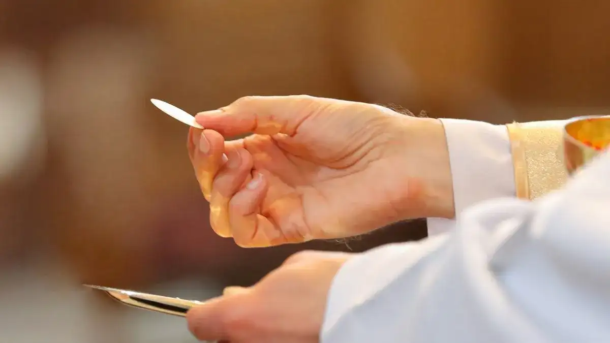 Komunię czy komunie? Rozwiej dylemat i pisz bezbłędnie!