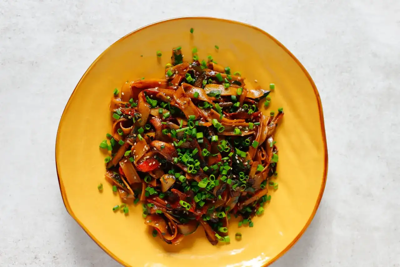 Jak wykorzystać ugotowany makaron? Zero waste i pyszne przepisy