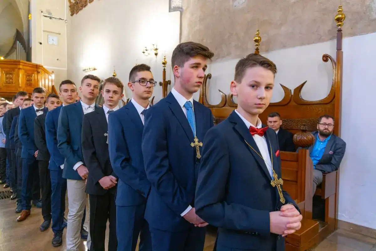 Elegancko ubrani chłopcy w garniturach, gotowi na bierzmowanie dziecka. Wskazówka, jak się ubrać na bierzmowanie dziecka.