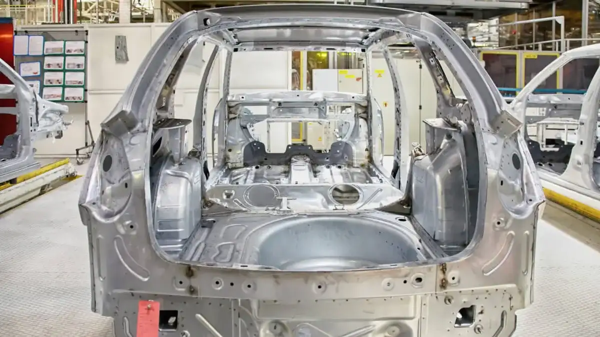 Jak wygląda podłużnica w samochodzie i dlaczego jest tak ważna?