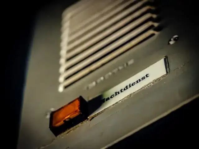 Jak otworzyć drzwi domofonem: 5 skutecznych metod + porady