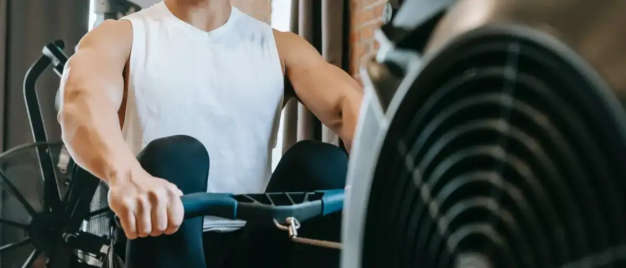 Jak prawidłowo ćwiczyć na wioślarzu, aby uniknąć kontuzji i osiągnąć wyniki