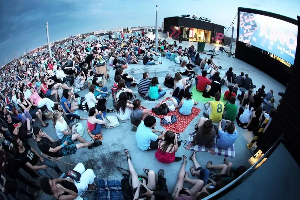 Filmowe wakacje: Lokacje filmowe jako turystyczne hity