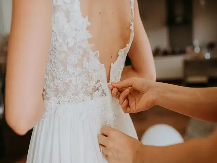 Jaka bielizna do mierzenia sukni ślubnej, by uniknąć widocznych szwów?