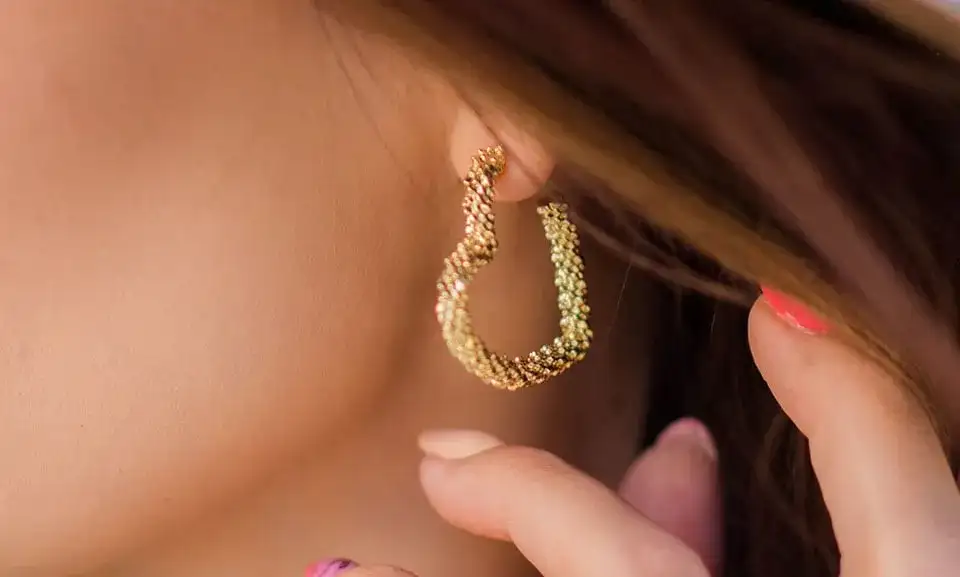 Jak działa zapięcie angielskie w kolczykach? Odkryj tajniki bezpieczeństwa