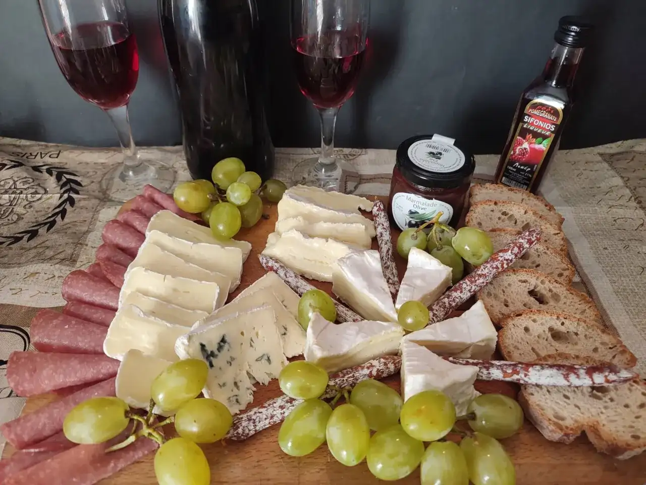 Deska przekąsek: Jak zrobić? Sekrety, by zachwycić gości!