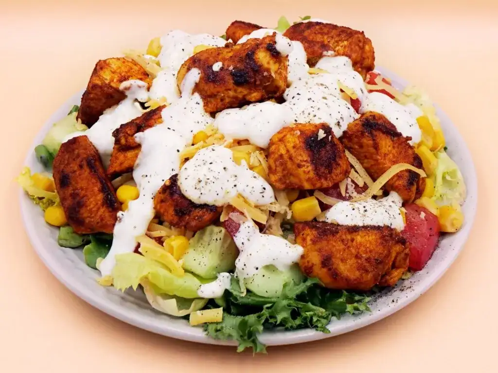 Najlepsze sosy do sałatki z kurczakiem, które zachwycą smakami