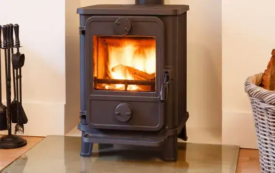 Co pod kominek wolnostojący? Zabezpieczenia chroniące podłogę i styl
