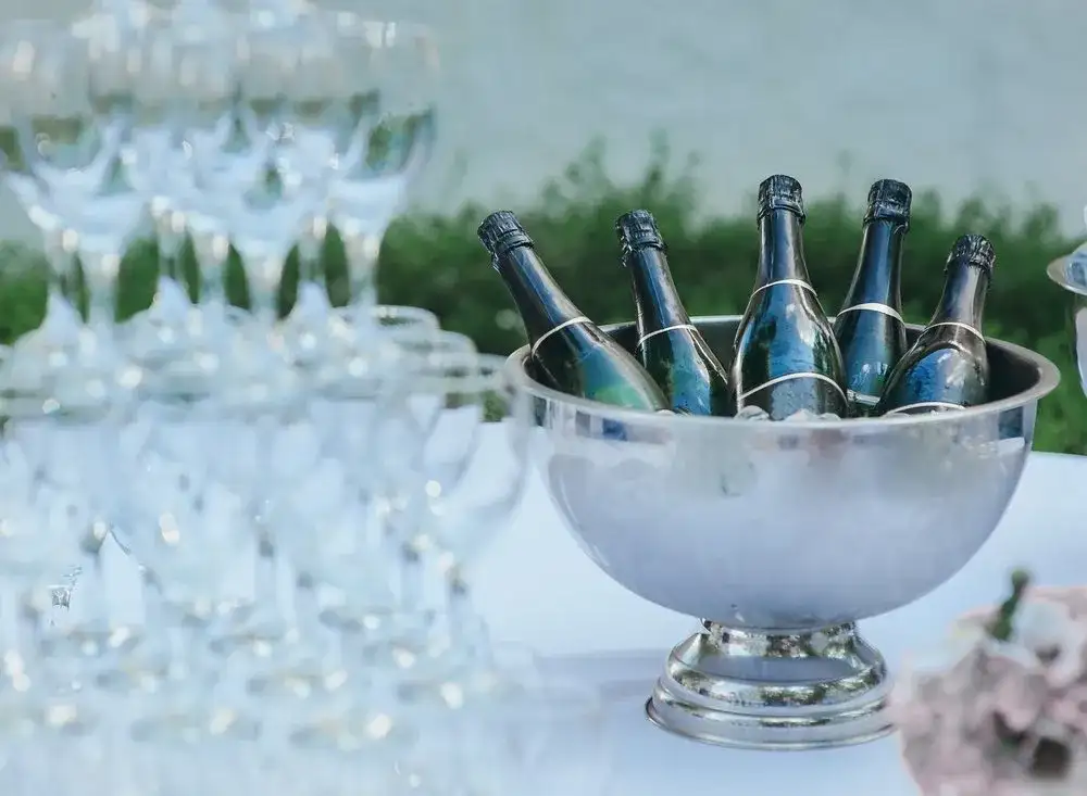 Alkohol na wesele: ile kupić? Przeliczniki i porady ekspertki!