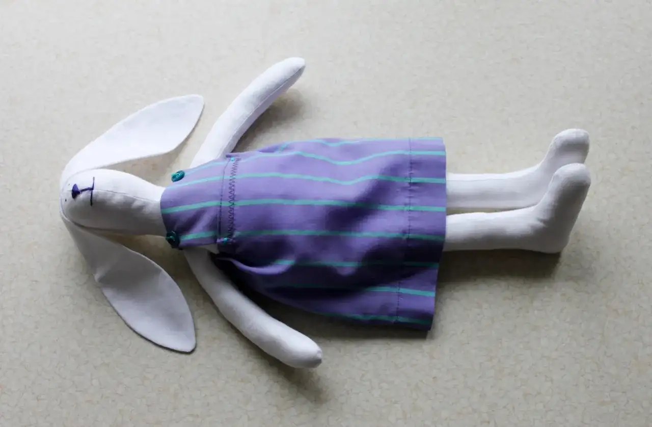 Uszyj sukienkę dla królika Tilda: poradnik DIY + darmowy wykrój!