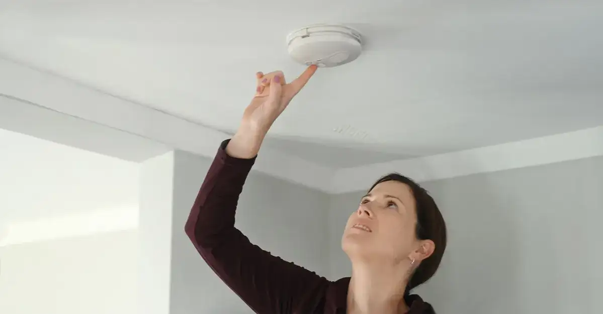 Oszukanie czujnika dymu w hotelu? Groźne konsekwencje i kary