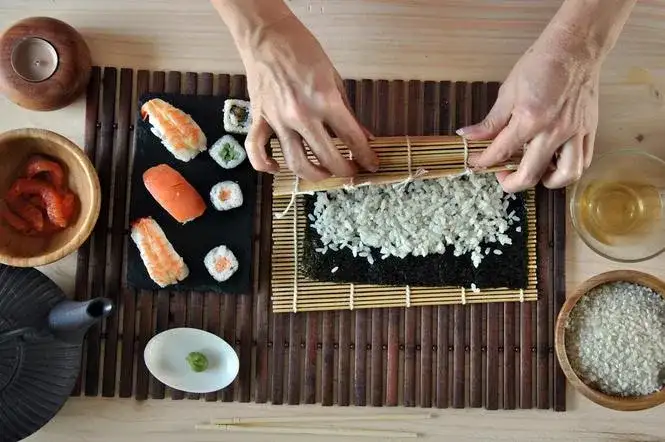 Jak zrobić sushi w domu? Prosty poradnik dla początkujących!