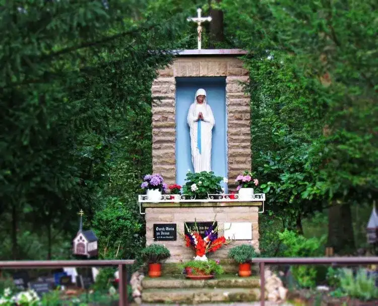 Jak zrobić kapliczkę w ogrodzie – prosty poradnik krok po kroku dla każdego