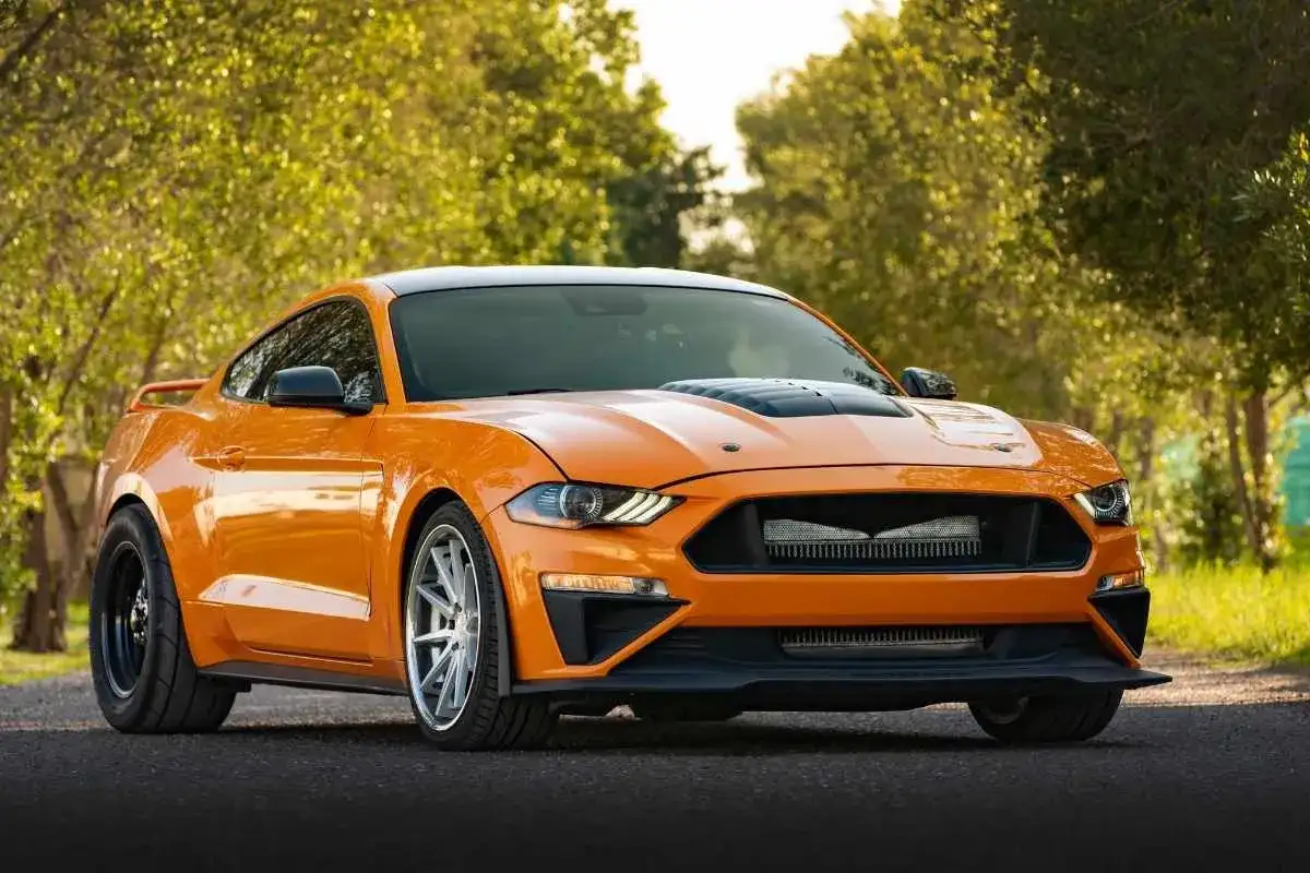 Pomarańczowy Mustang z USA, idealny do sprawdzenia na drodze.