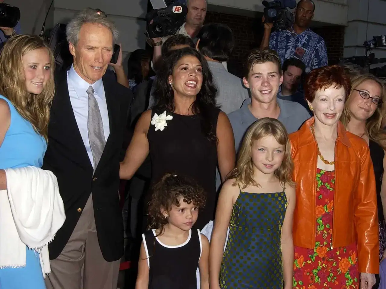 Clint Eastwood z rodziną, w tym jego dzieci, pozuje do zdjęć. Widać jego córkę Alison, syna Scotta i wnuczkę.