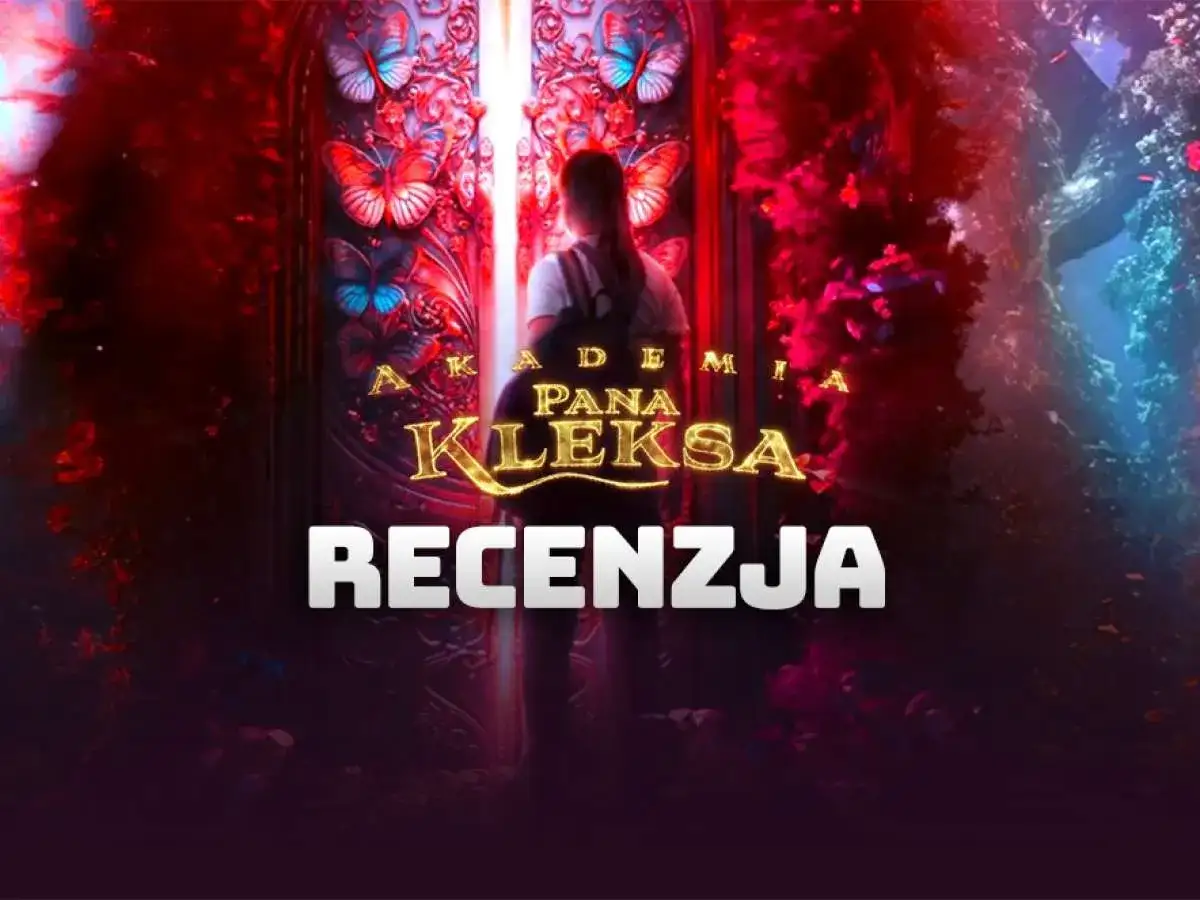 Magiczne drzwi Akademii Pana Kleksa i napis "RECENZJA" zapraszają do świata baśni.