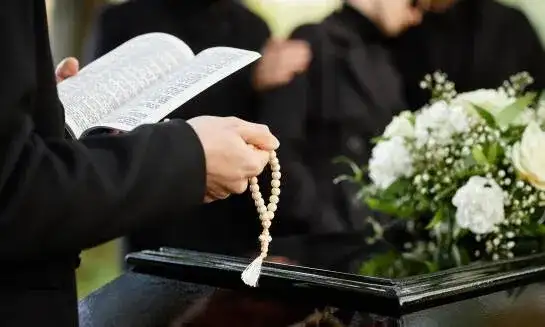 Ile trwa msza pogrzebowa w cerkwi? Poznaj czas i zwyczaje ceremonii