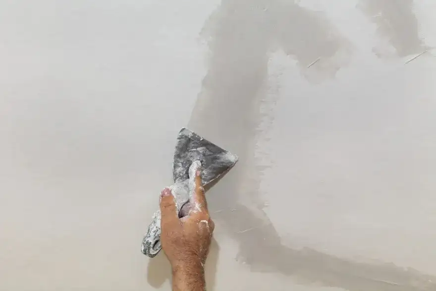 Jak skutecznie zakleić dziury w ścianie - najlepsze materiały i metody