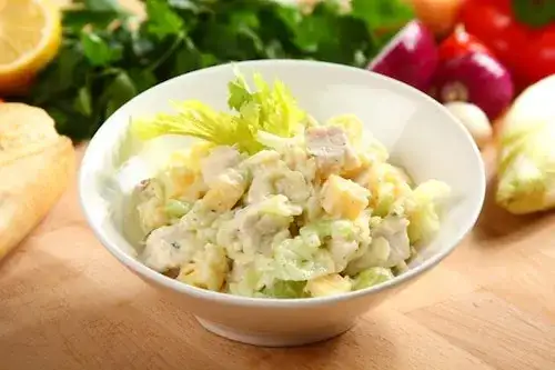 Jak zrobić sałatkę z kurczakiem - prosty przepis na pyszne danie