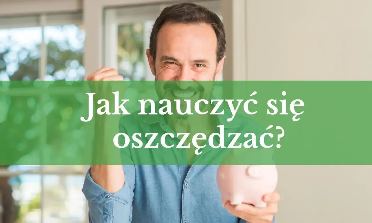 Uśmiechnięty mężczyzna trzyma skarbonkę, a na zielonym tle napis: "Jak nauczyć się oszczędzać?". To inspiracja do bloga o finansach.