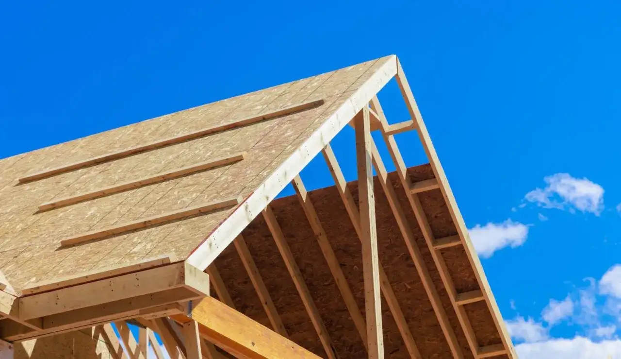 Konstrukcja dachu z widocznymi krokwi i płytami OSB. Określenie maksymalna długość krokwi bez podparcia jest kluczowe dla stabilności.
