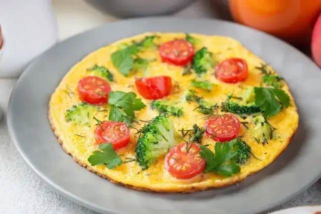 Omlet z 2 jajek: Ile ma kalorii? Sekrety fit wersji!