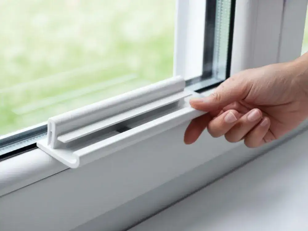 Nawiewnik w oknie: Jak zamknąć go mądrze i bezpiecznie?