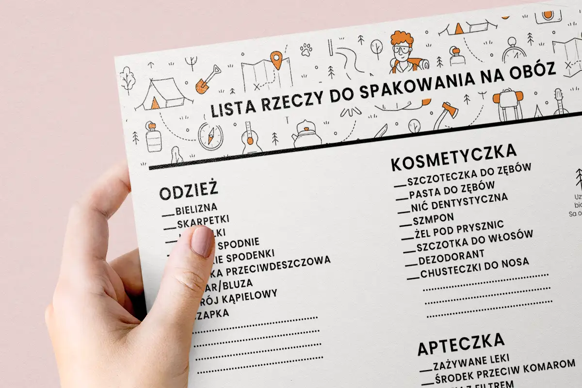 Dłoń trzyma listę rzeczy do spakowania na obóz z rysunkami namiotu, mapy i plecaka.