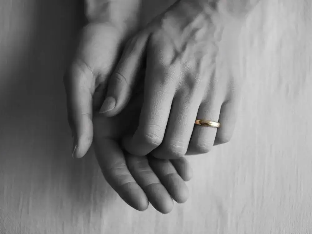 Obrączka po rozwodzie: co z nią zrobić? Prawne i emocjonalne opcje