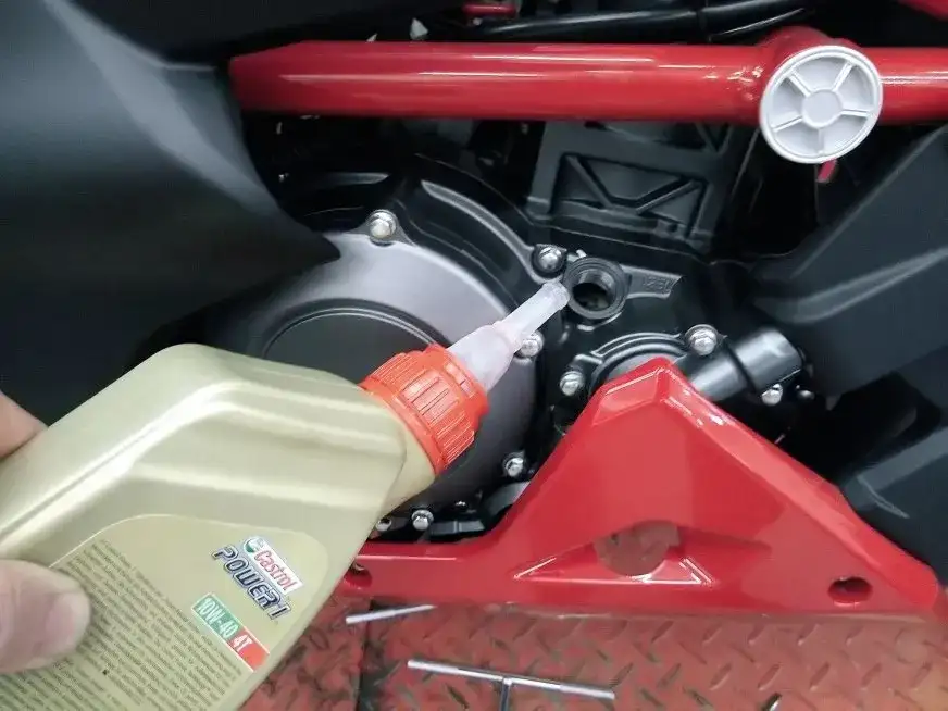 Olej w motocyklu co 2 lata? Dlaczego producenci zalecają co rok!