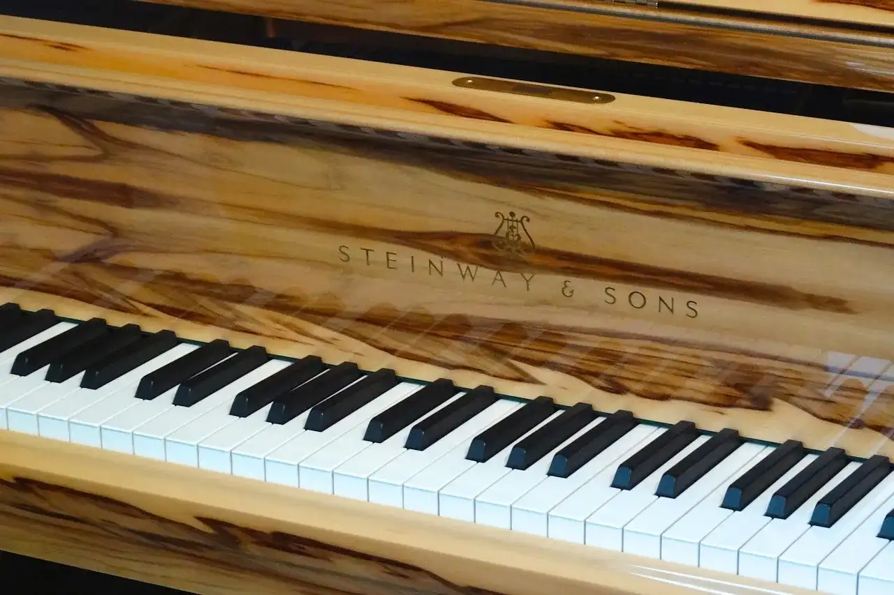 Piękne pianino Steinway & Sons z unikalnym drewnianym wykończeniem. Te instrumenty muzyczne używane pianina to marzenie każdego muzyka.