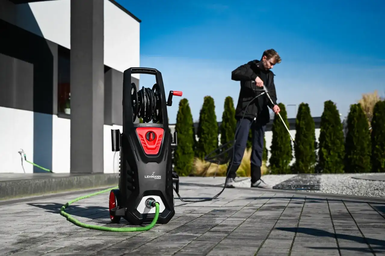 Ile wody zużywa myjka ciśnieniowa? Oszczędź do 80%!