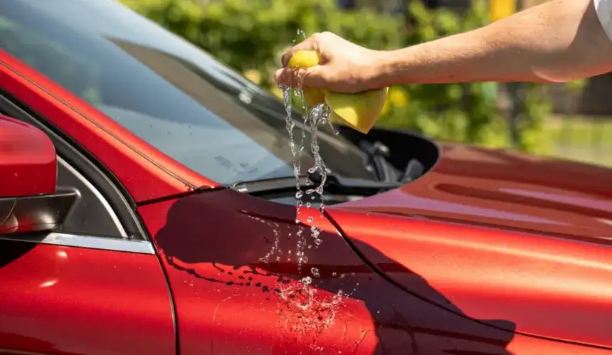 Mycie auta 2026: Ile zapłacisz i którą myjnię wybrać mądrze?